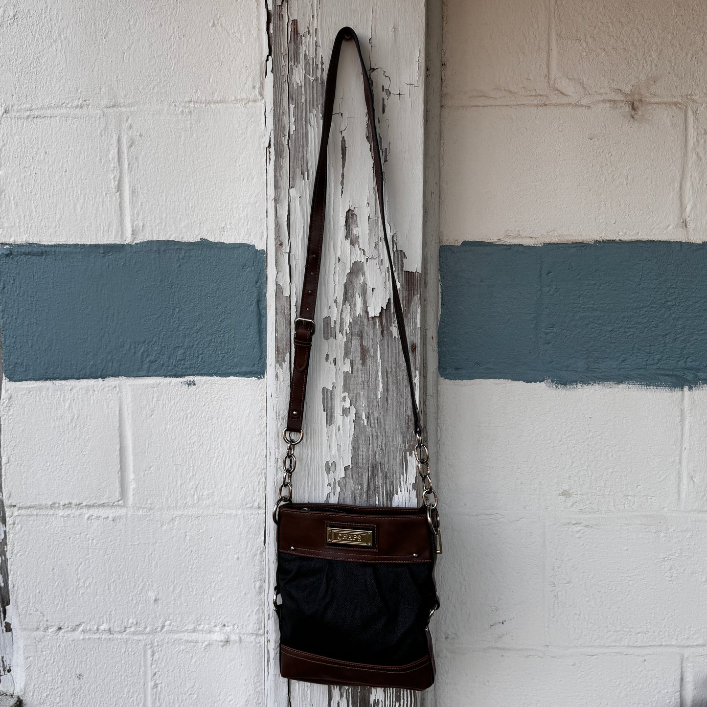 CHAPS Crossbody Women’s Bag Two-Tone Faux Leather & Pebbled Black Brown Adjustable Strap Y2K Classic Streetwear Essentials