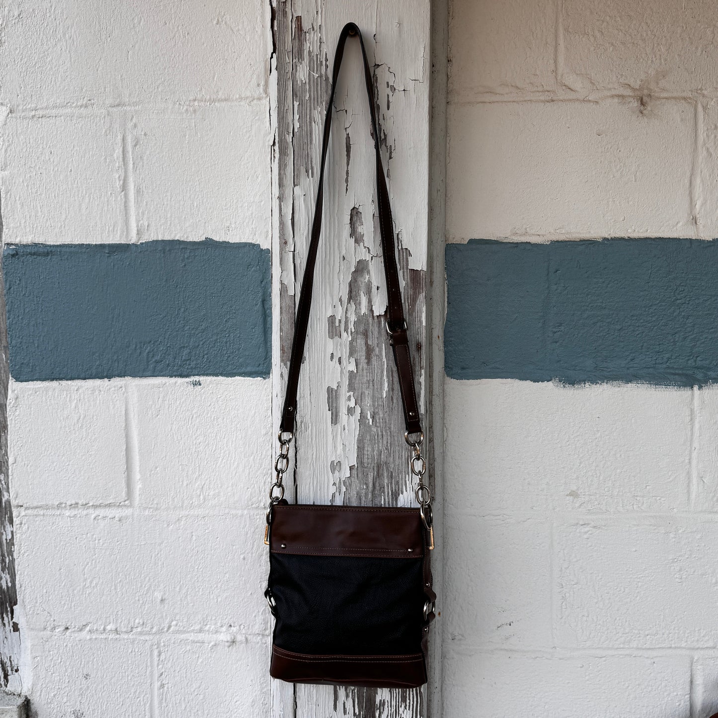 CHAPS Crossbody Women’s Bag Two-Tone Faux Leather & Pebbled Black Brown Adjustable Strap Y2K Classic Streetwear Essentials