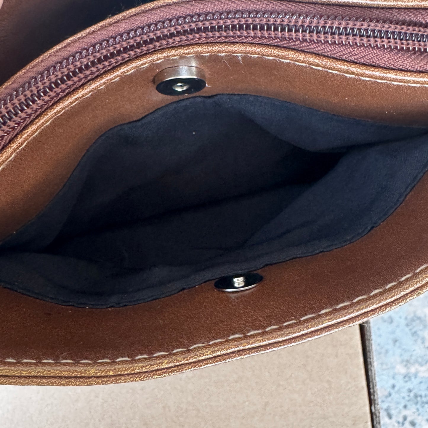 CHAPS Crossbody Women’s Bag Two-Tone Faux Leather & Pebbled Black Brown Adjustable Strap Y2K Classic Streetwear Essentials